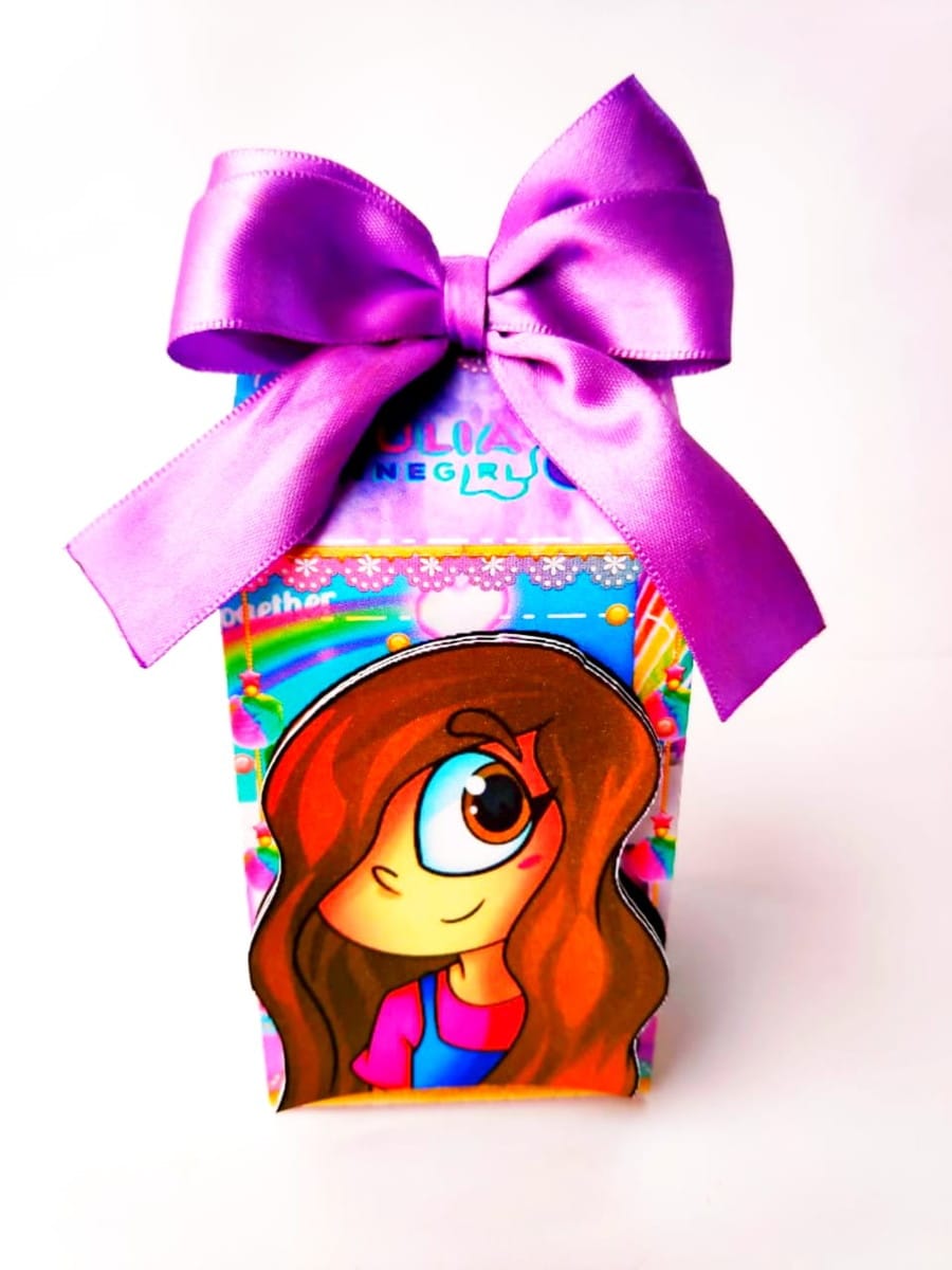 Kit Festa Só um Bolinho Arquivo Digital Personalizável 2 Arte digital de caixa colorida com personagem de desenho e laço roxo.