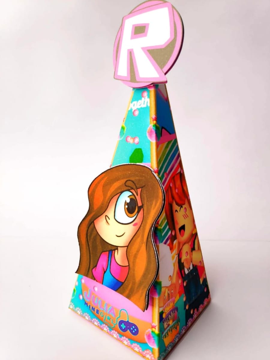 Kit Festa Só um Bolinho Arquivo Digital Personalizável 3 Arte digital de cone de festa com personagem de desenho e letra R.