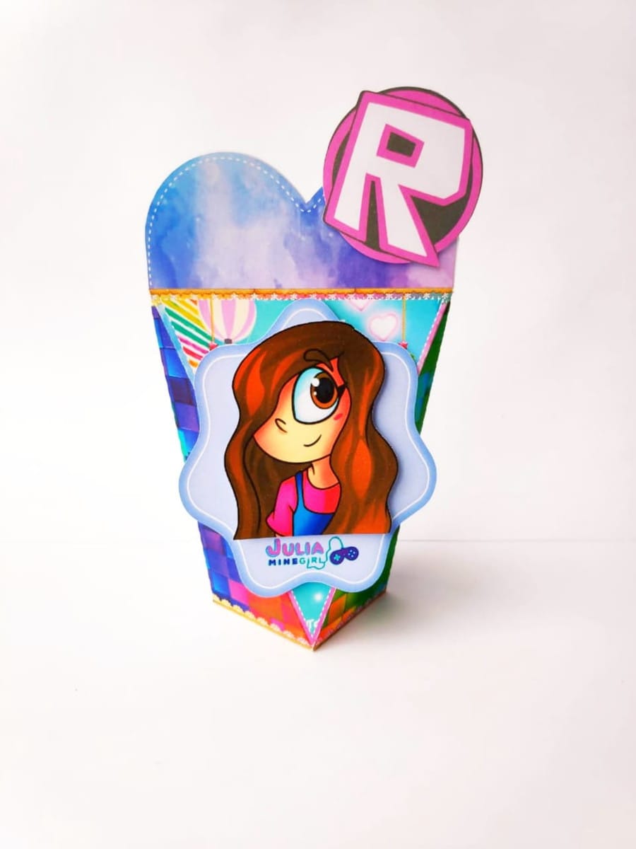 Kit Festa Só um Bolinho Arquivo Digital Personalizável 4 Design de caixa decorativa colorida com personagem de desenho e logo "R" rosa.