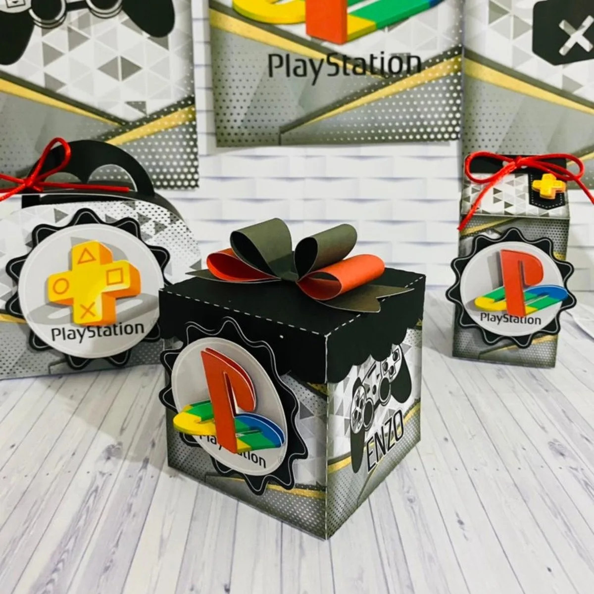 Caixas de lembrancinhas personalizadas com tema de videogame para festa infantil em superfície clara