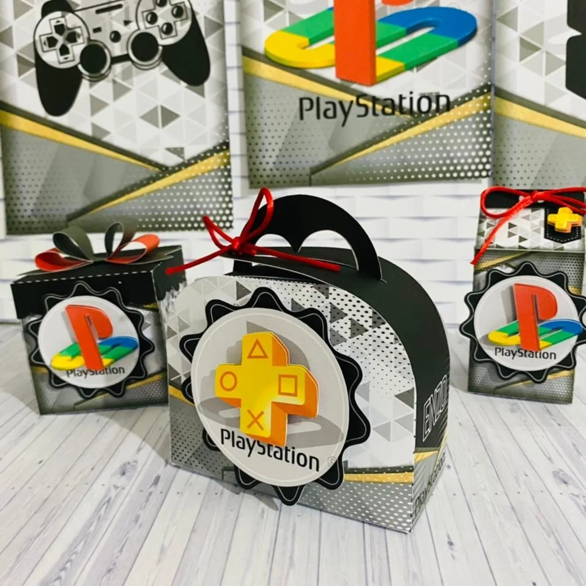 Caixas de papel decoradas com elementos de videogame e símbolos geométricos coloridos.