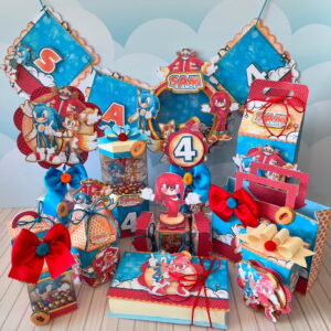 Decorações de festa infantil com tema de personagem azul, incluindo caixas e banners.