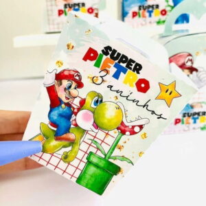 Mão segurando uma pequena caixa personalizada com tema de videogame colorido