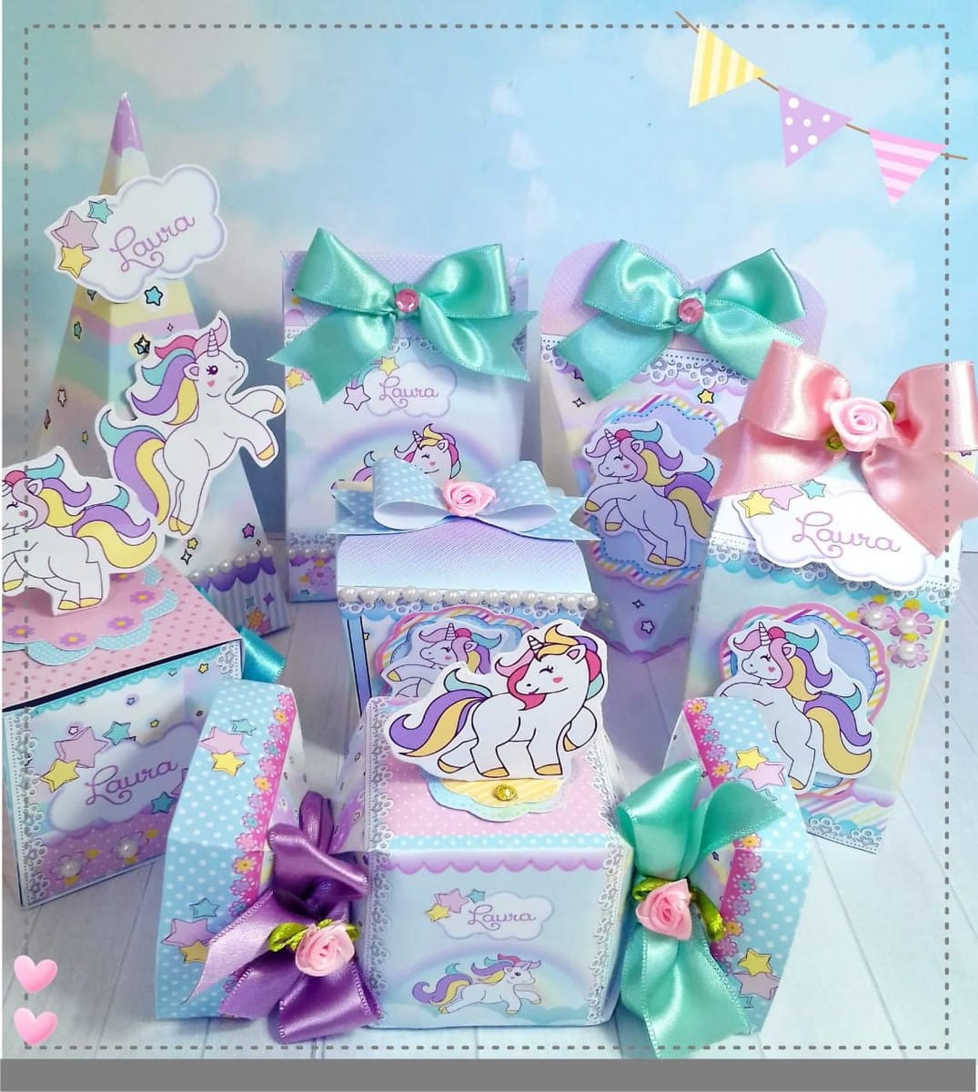 Kit Festa Unicórnio Colorido com Caixinhas Editáveis 1 Conjunto de caixas decoradas com temas de unicórnio, laços de fita e cores pastéis.