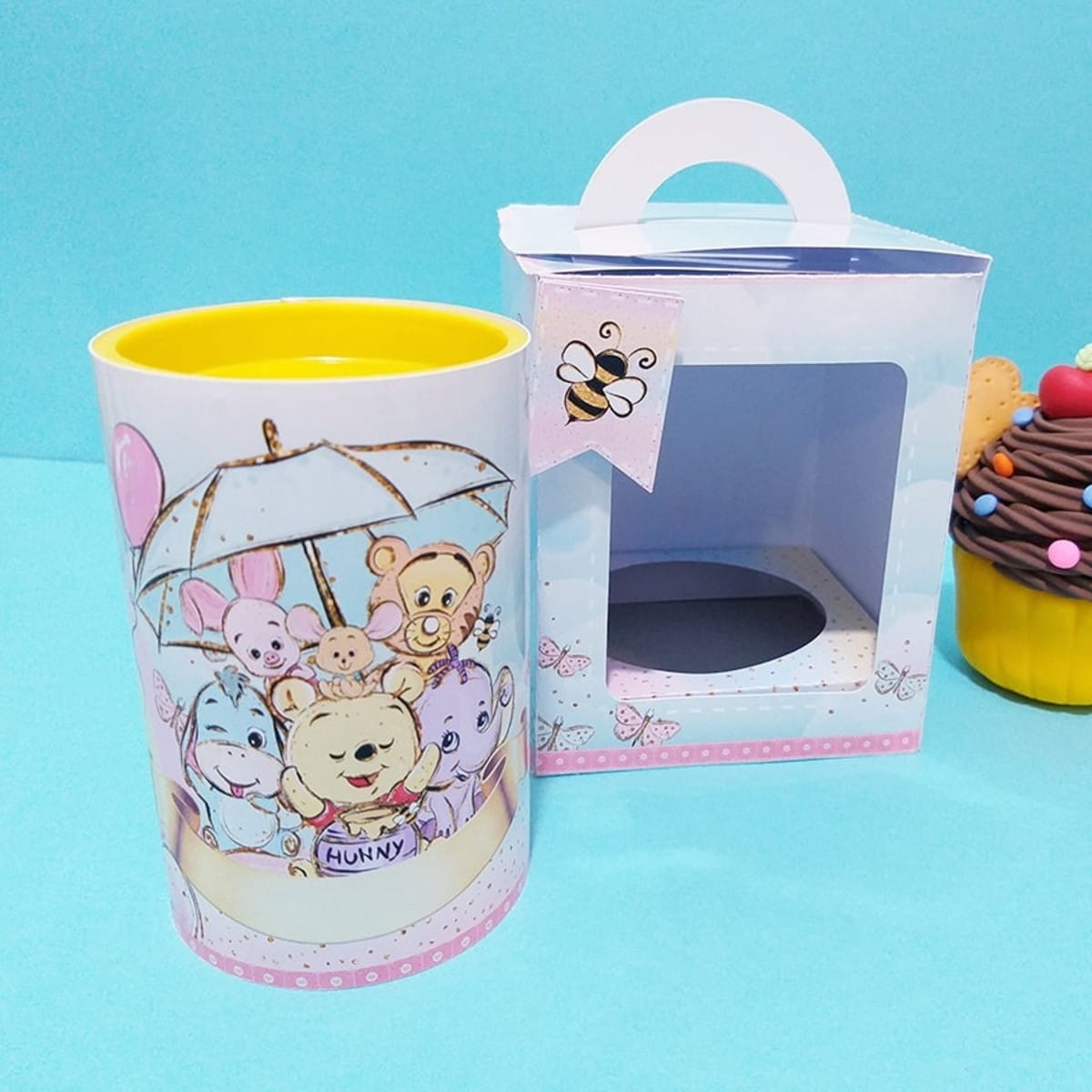 Kit Festa Ursinho Pooh Digital com Caixas para Imprimir 3 Arte digital de personagens animais fofos em copo e caixa de presente.