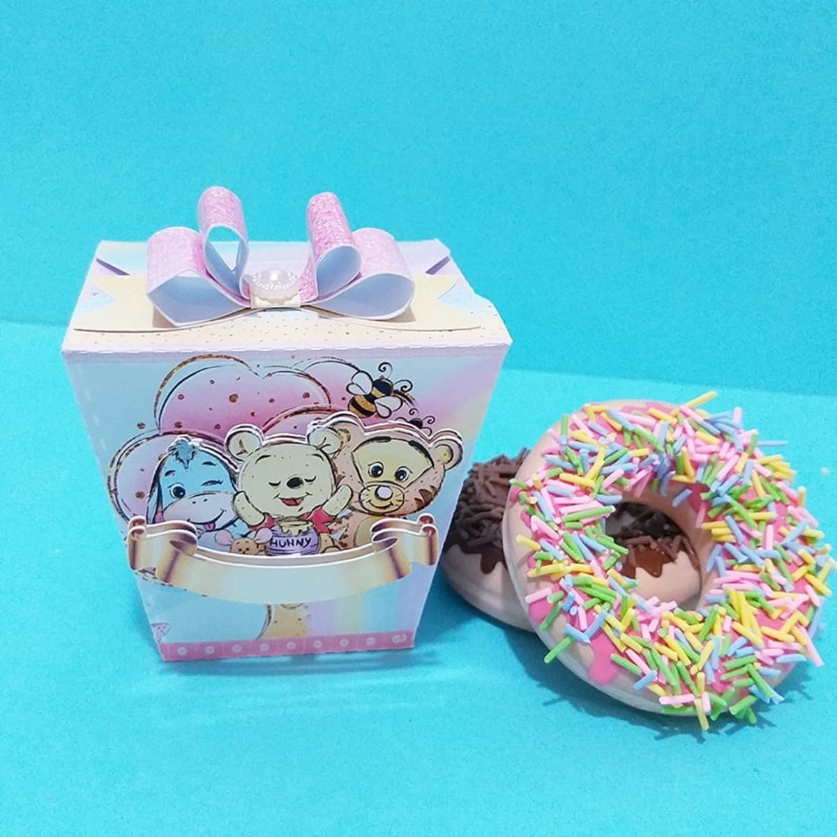Kit Festa Ursinho Pooh Digital com Caixas para Imprimir 4 Design de caixa de presente com personagens e donuts coloridos.