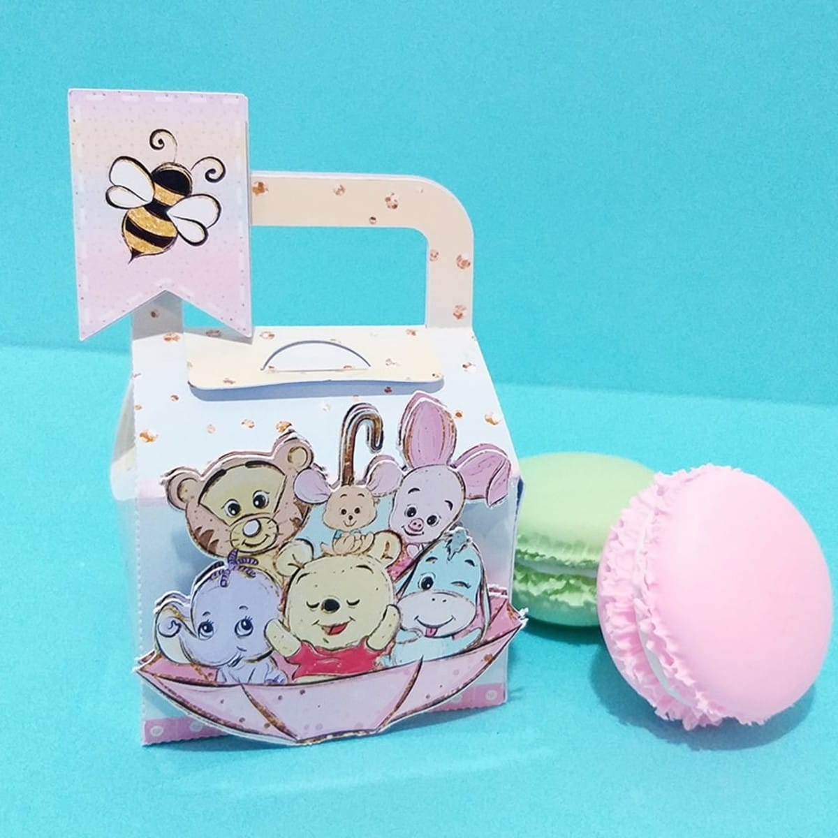 Kit Festa Ursinho Pooh Digital com Caixas para Imprimir 5 Caixa de lembrancinha decorada com personagens animais e uma abelha em bandeira.