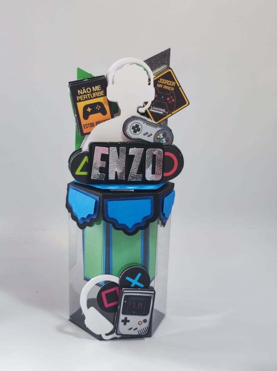 Kit Festa Video Game Luxo Digital com Studio e PDF 2 Caixa decorativa com tema de videogame, elementos gráficos de jogos e controles.