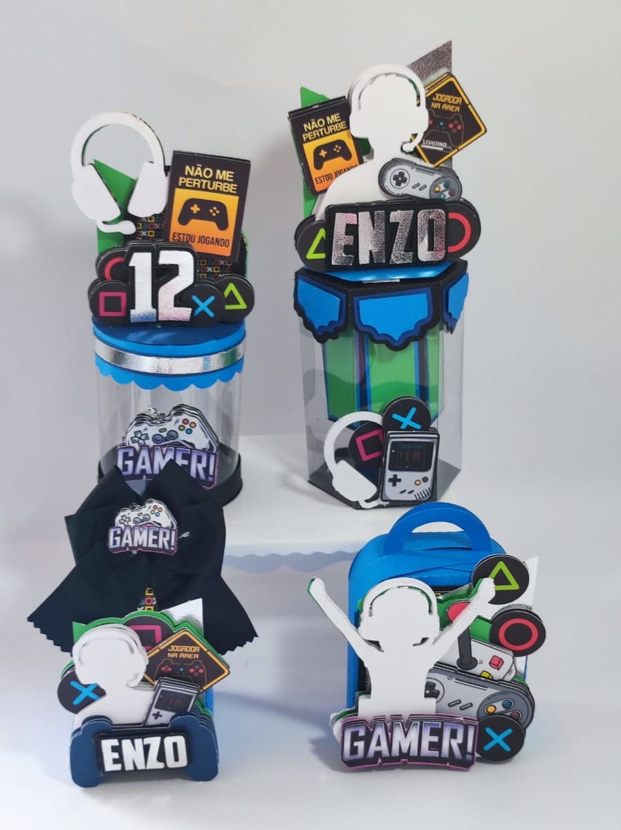 Kit Festa Video Game Luxo Digital com Studio e PDF 3 Decorações de festa com tema de videogame, incluindo caixas e mini camisetas com controles e fones.