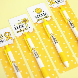 Kit Lembrancinhas Setembro Amarelo Digital para Imprimir 8 Quatro cartões amarelos com canetas brancas e amarelas sobre fundo claro.