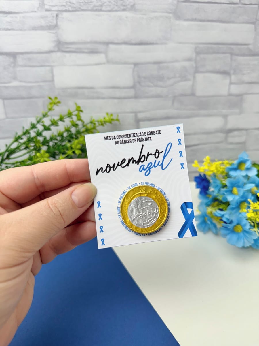Kit Mimos Novembro Azul 2025 Arte Digital em Alta Resolução 5 Mão segura cartão impresso com tema de conscientização do câncer de próstata.