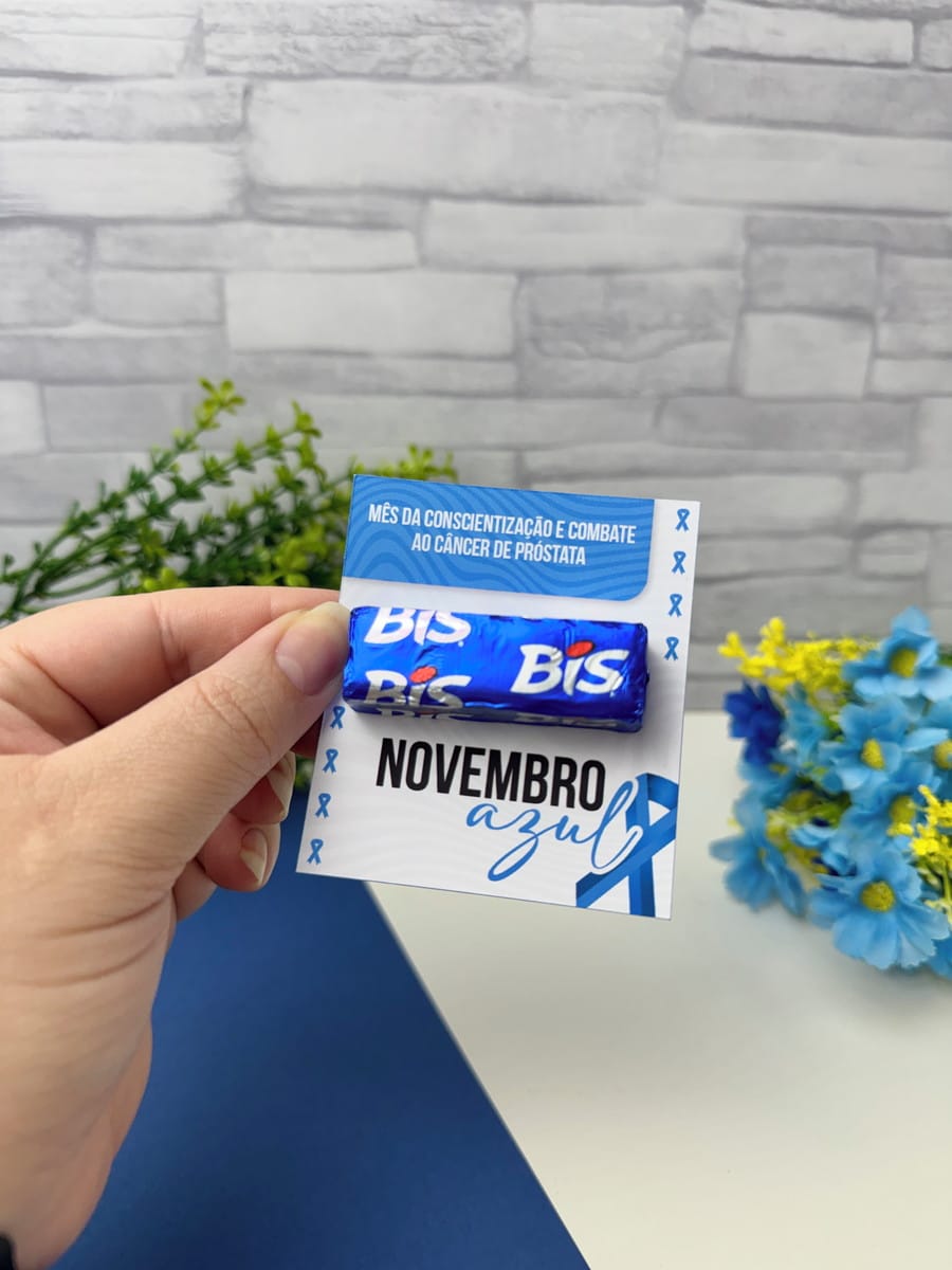 Kit Mimos Novembro Azul 2025 Arte Digital em Alta Resolução 3 Mão segurando um cartão com o tema novembro azul e um chocolate
