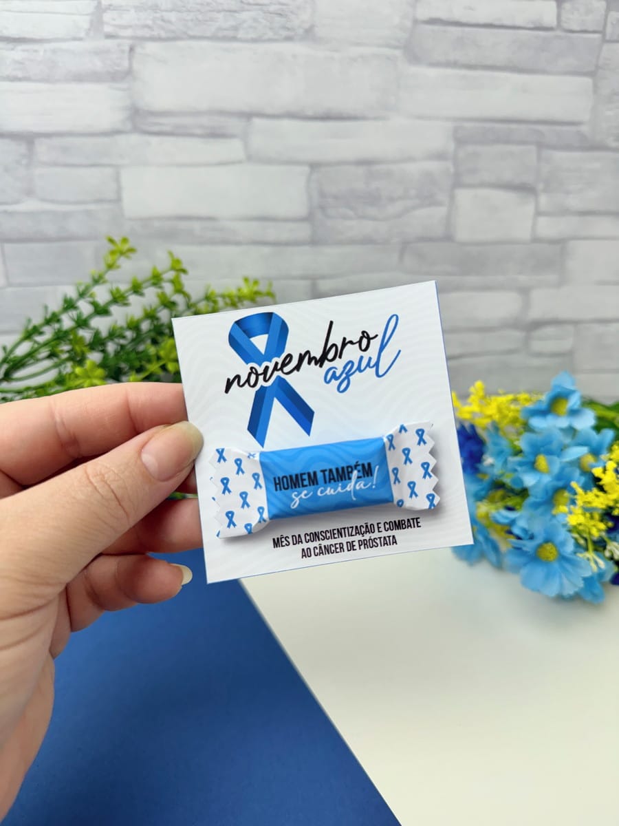 Kit Mimos Novembro Azul 2025 Arte Digital em Alta Resolução 4 Mão segurando suporte em papel com doce azul e texto explicativo.