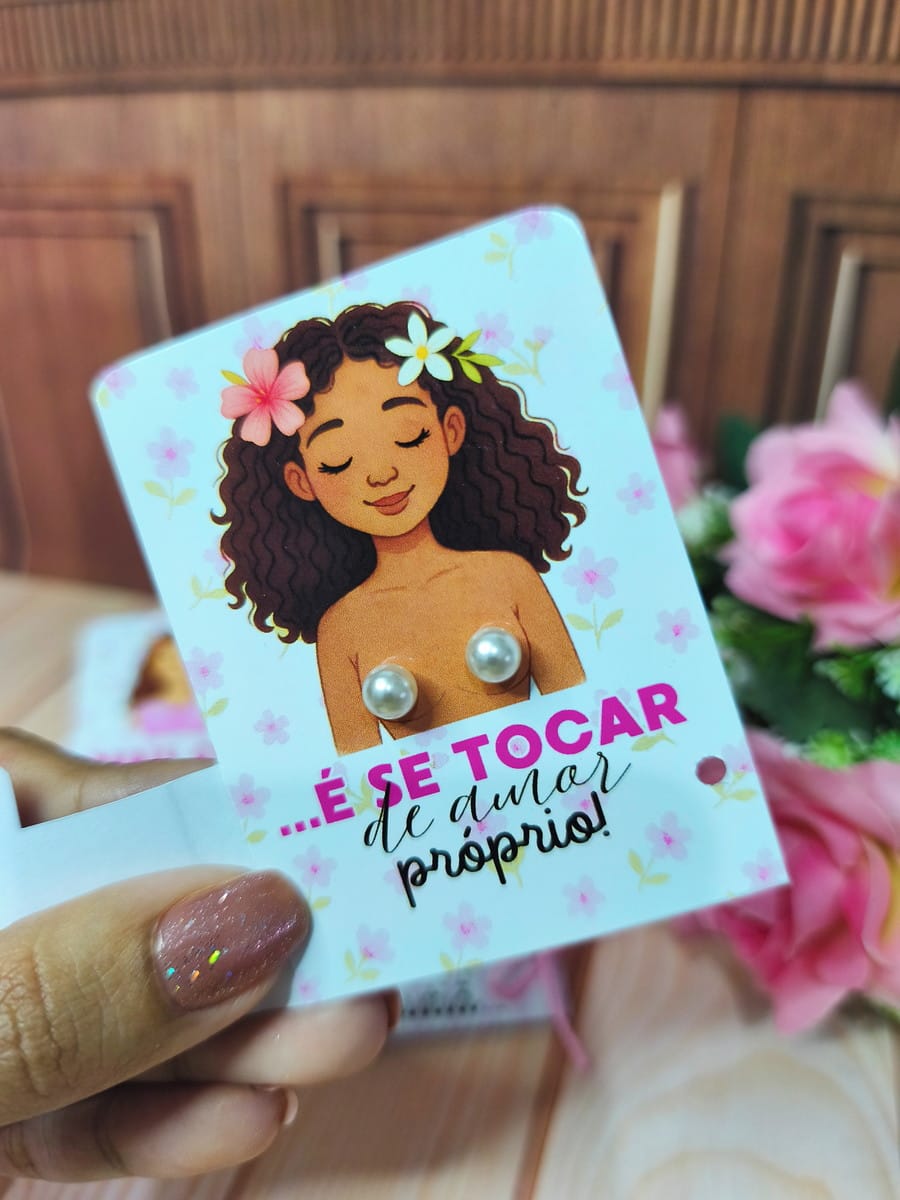 Kit Mimos Outubro Rosa 2025 Digital para Lembrancinhas 1 Mão segurando cartão com ilustração de mulher e brincos de pérola