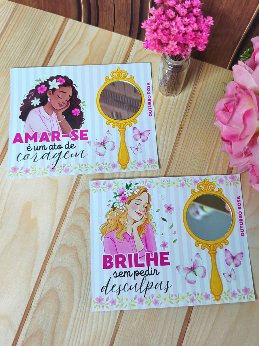 Kit Mimos Outubro Rosa 2025 Digital para Lembrancinhas 3 Dois cartões impressos com ilustrações femininas, espelhos dourados e flores rosa sobre mesa de madeira