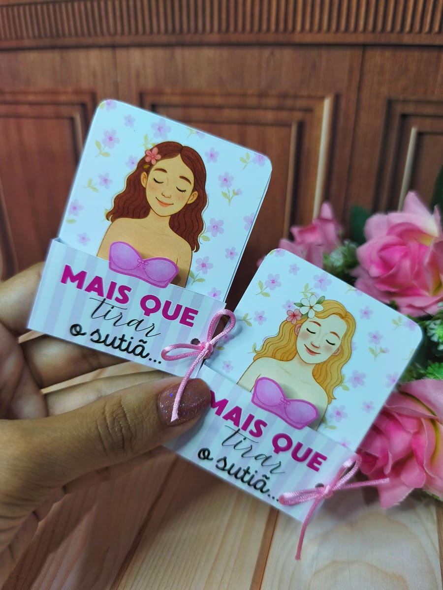 Kit Mimos Outubro Rosa 2025 Digital para Lembrancinhas 4 Mão segurando dois cartões impressos com ilustrações de mulheres e texto em português.