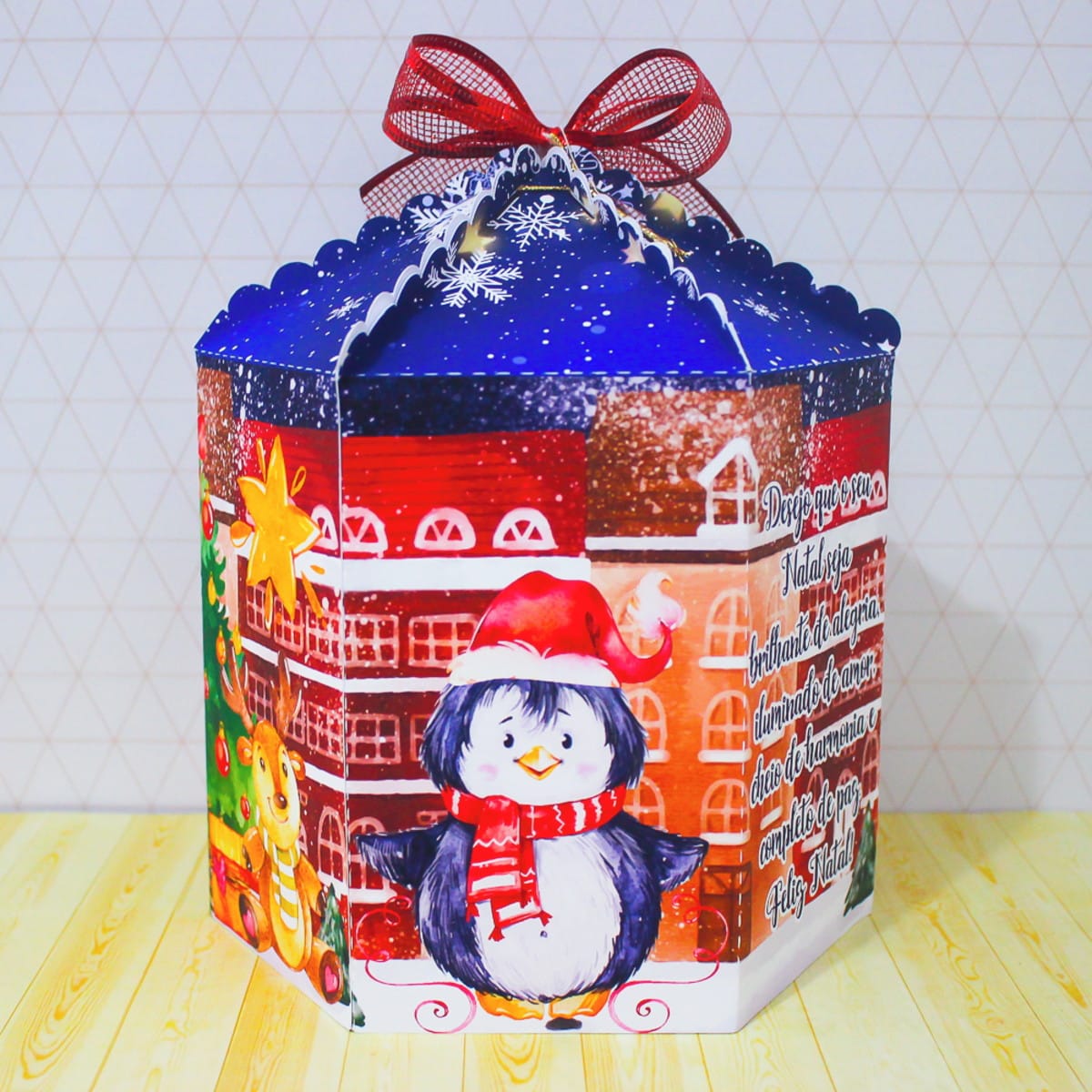 Kit Natal Aquarela Digital com Embalagens para Doces 2 Caixa de presente temática de natal decorada com pinguim, laço vermelho e ilustrações festivas.