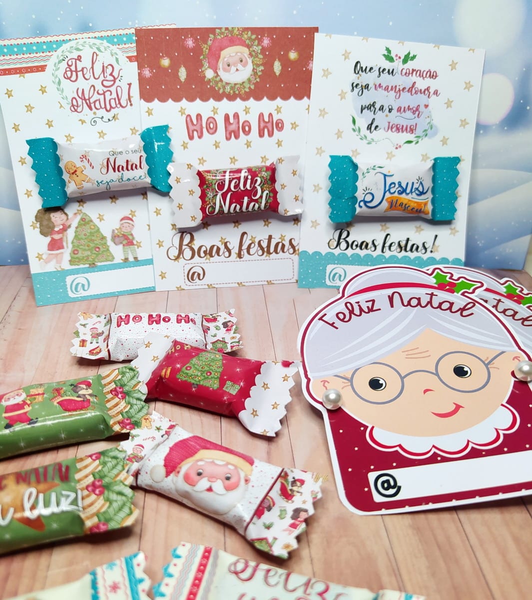Kit Natal Digital com Balinhas e Cartões para Imprimir 1 Cartões temáticos de natal com balas embaladas decoradas sobre uma mesa.