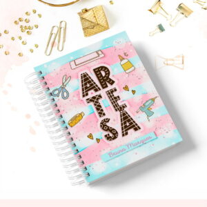 Kit Papelaria Artesã Digital com Stickers e Desk Planner 7 Caderno espiral colorido com desenhos de artesanato e fundo rosa e azul.