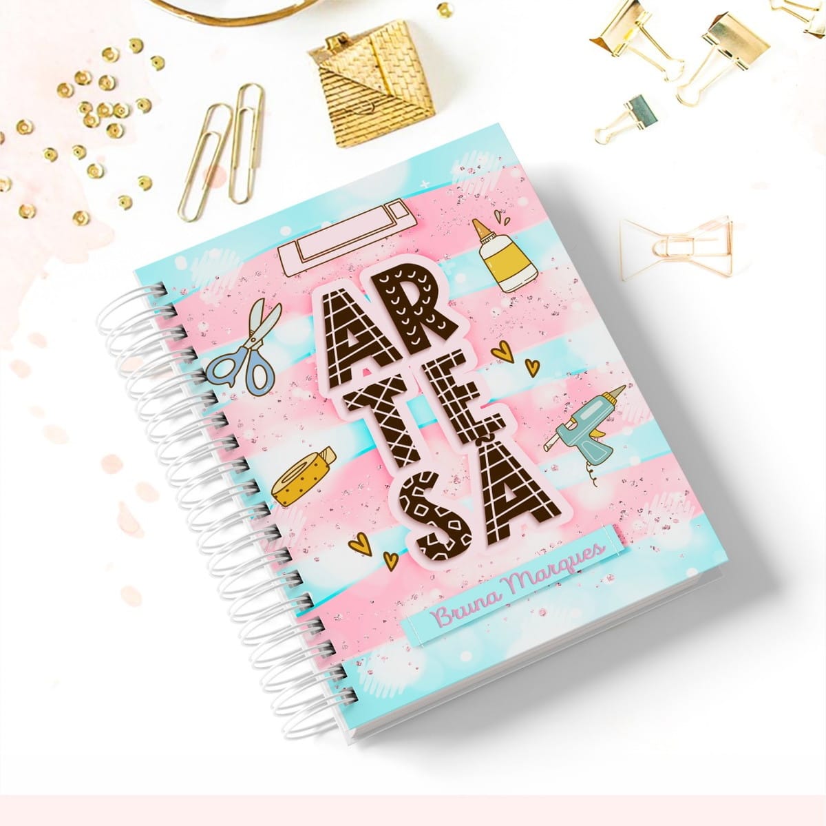 Kit Papelaria Artesã Digital com Stickers e Desk Planner 1 Caderno espiral colorido com desenhos de artesanato e fundo rosa e azul.