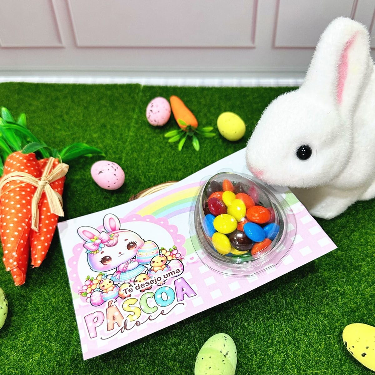 Kit Páscoa Digital com Embalagens Fofas para Imprimir 3 Arte digital de Páscoa com coelho, ovos coloridos, doces e cartão de felicitações.
