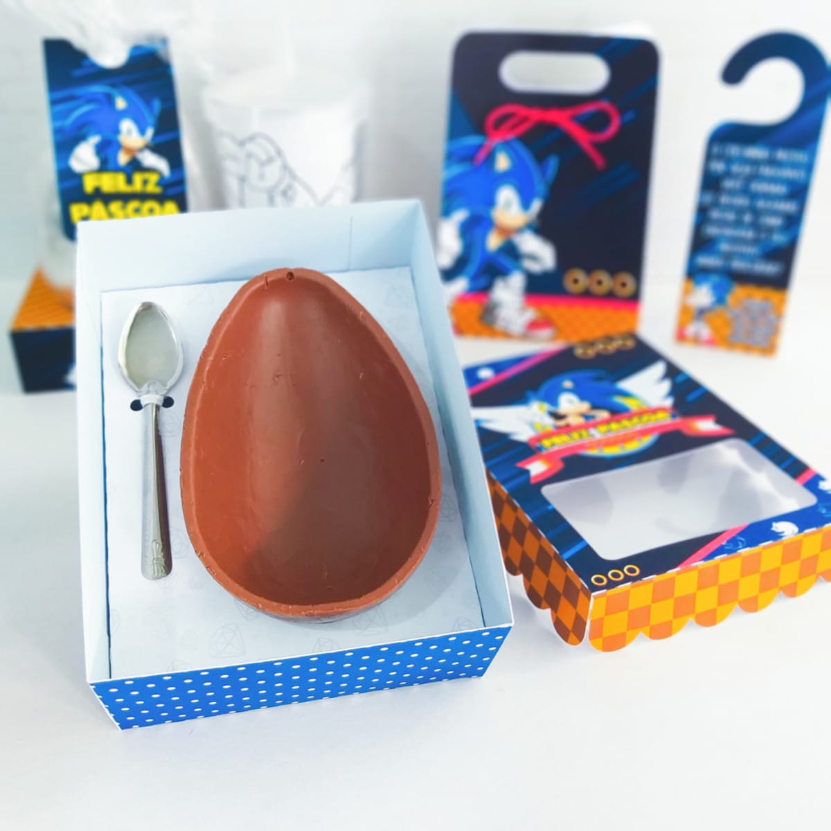Arquivo Digital Kit Páscoa Sonic para Confeiteiros 2 Arte digital para kit de Páscoa com ovo de chocolate e embalagens de personagem azul.