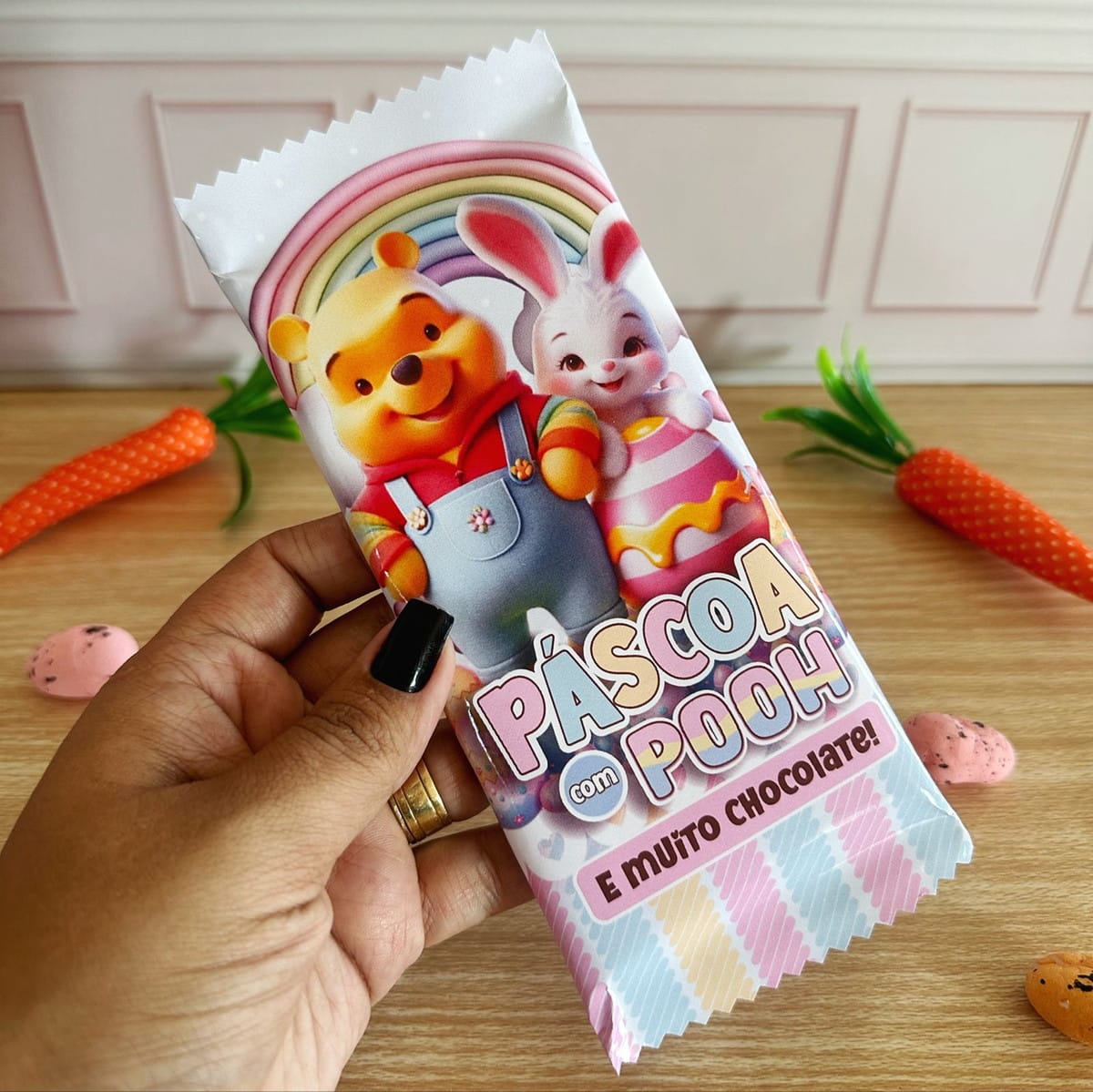 Kit Páscoa Ursinho Pooh Digital com Artes para Embalagens 5 Mão segurando embalagem personalizada com tema de urso e coelho