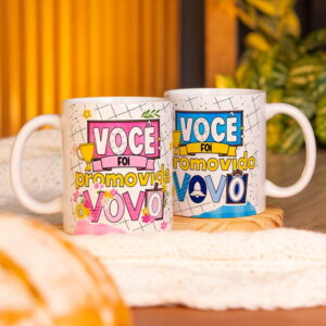 Duas canecas brancas de cerâmica com frases personalizadas sobre ser promovido a avós.