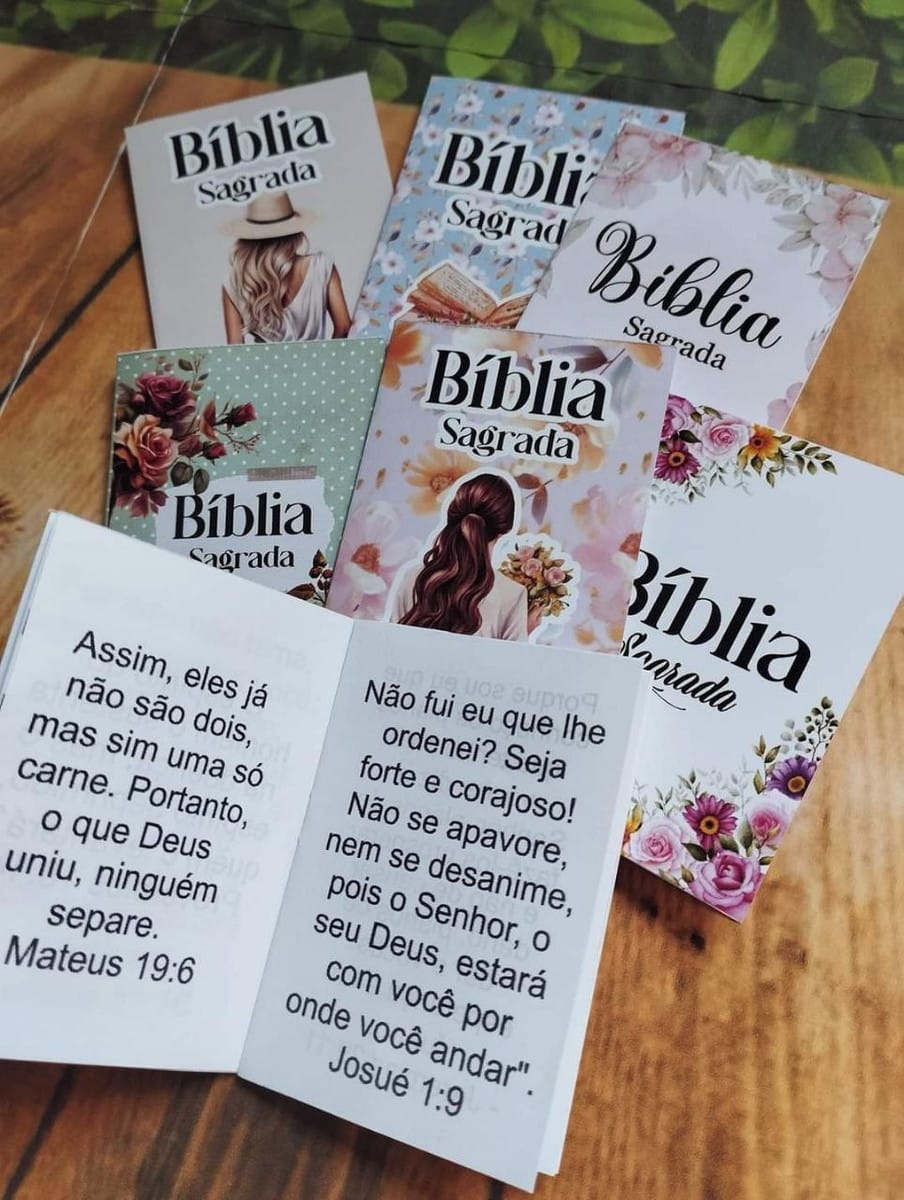 Lembrancinha Bíblica Digital em Livrinho Floral para Imprimir 1 Miniaturas de 'Bíblia Sagrada' com capas variadas e versículos bíblicos abertos.