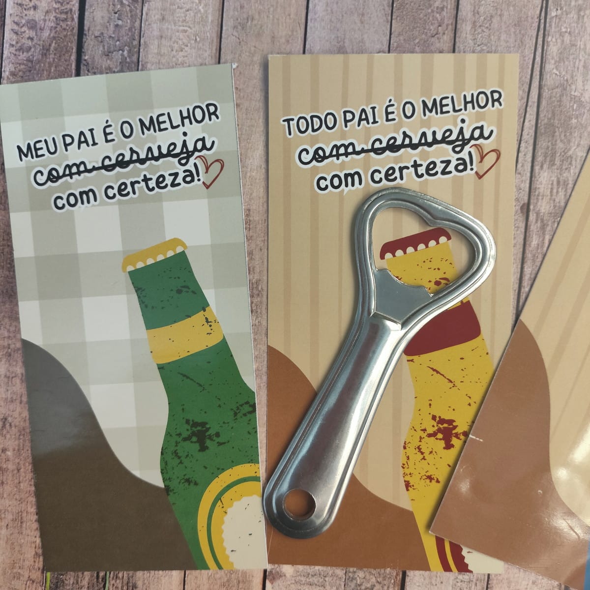 Lembrancinhas Dia dos Pais Religiosas PNG e PDF 2 Duas artes digitais com tema de cerveja e abridor de metal sobre madeira.