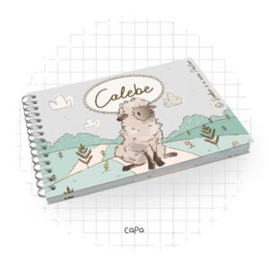 Caderno espiral horizontal com ilustração infantil de ovelha em campo verde