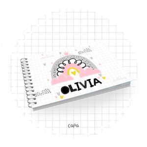 Caderno espiral com desenho de arco-íris, nuvens e corações em fundo quadriculado.