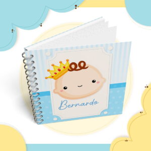 Caderno de capa azul com ilustração de bebê e coroa dourada