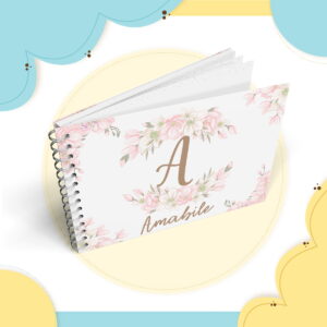 Caderno espiral horizontal com capa decorada com flores cor de rosa e uma letra maiúscula