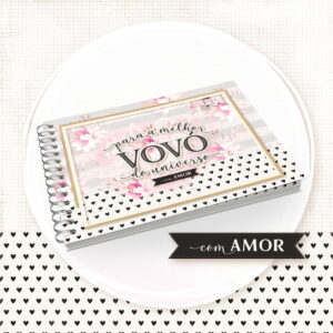 Caderno espiralado horizontal com capa decorada em tons de rosa, flores e corações.