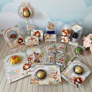 Mimos de Páscoa Coelhinho em Arquivo Digital para Imprimir 39 Coleção de lembranças de Páscoa personalizada com temática religiosa e infantil sobre mesa.