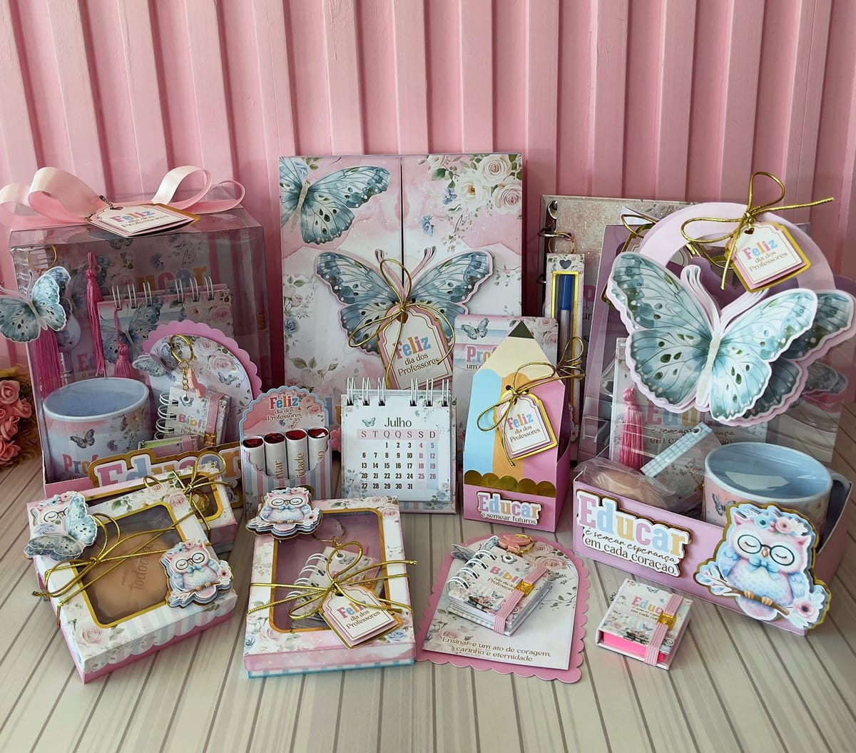 Mimos Dia dos Professores 2025 Arquivo Digital Completo 1 Conjunto de kits de presentes artesanais decorados com borboletas e corujas em tons rosados.