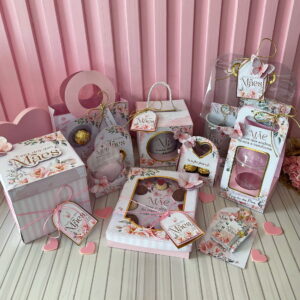 Conjunto de caixas e embalagens decoradas com tema de Dia das Mães.