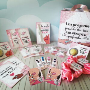 Kit impresso cor de rosa para nail designer com cartões, sacola, escovinhas e mimos.