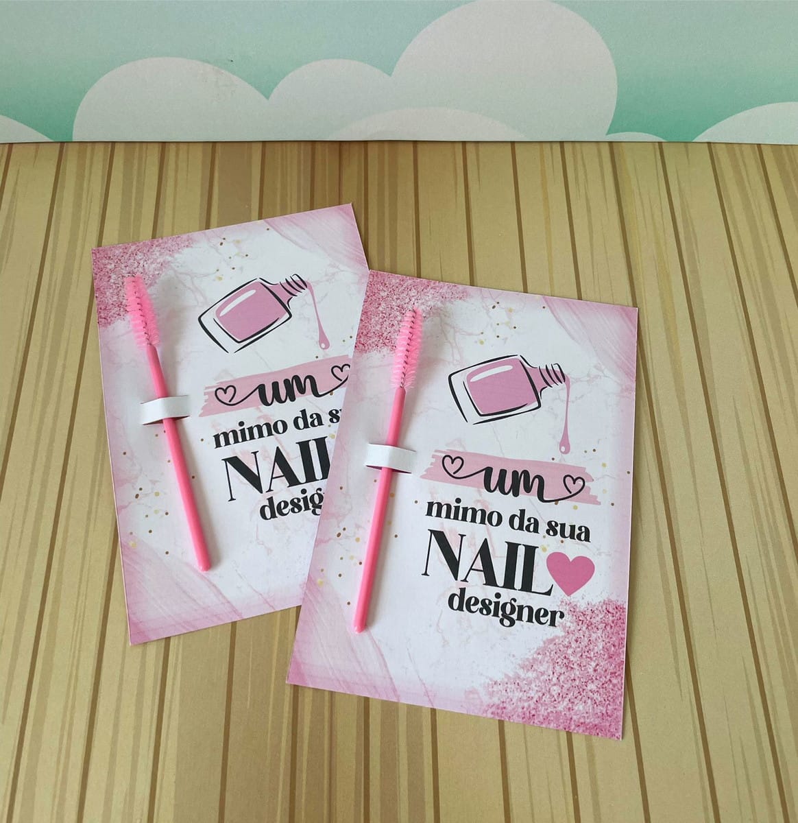 Mimos Nails Designer Arquivo Digital com Moldes de Corte 4 Dois cartões impressos cor de rosa com pincéis de maquiagem presos.