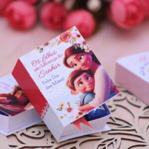 Caixinhas personalizadas de papel com ilustrações de mãe e filho abraçados e flores ao fundo