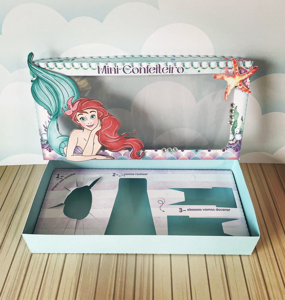 Mini Confeiteiro Ariel Arquivo Digital para Imprimir 3 Caixa temática de papel decorada com sereia e elementos marinhos.