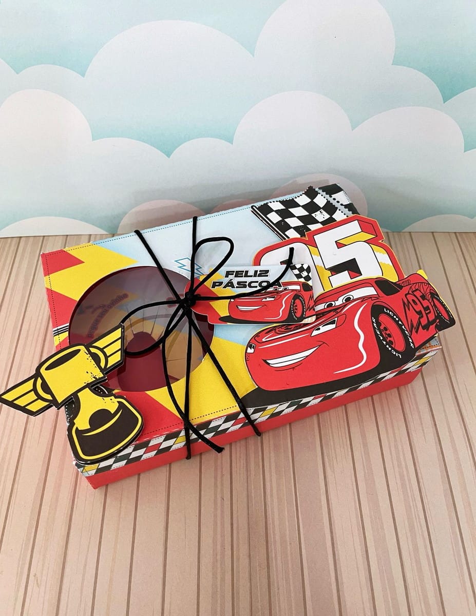 Caixa Mini Confeiteiro Carros Arquivo Digital para Imprimir 2 Arte digital de caixa temática de Páscoa com carro de corrida e troféu.