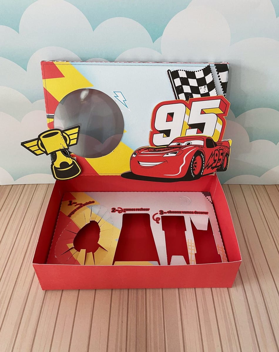Caixa Mini Confeiteiro Carros Arquivo Digital para Imprimir 3 Arte digital de caixa personalizada com tema de corrida, carro e troféu.