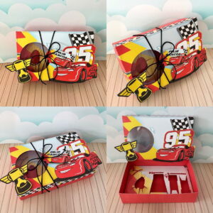 Design de caixa de Páscoa com tema de corrida, carro vermelho, número 95 e troféu.