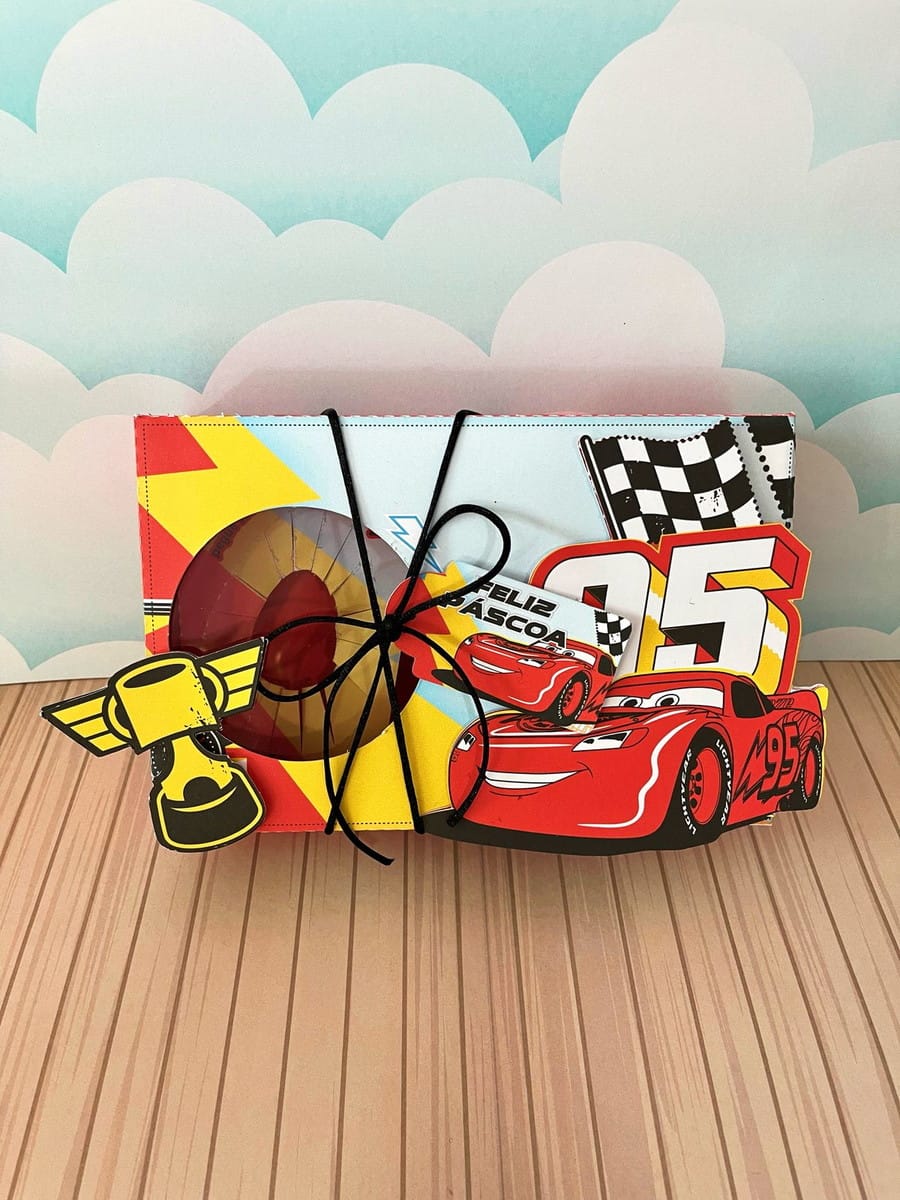Caixa Mini Confeiteiro Carros Arquivo Digital para Imprimir 4 Arte digital de caixa temática de carro de corrida, doces e "Feliz Páscoa".