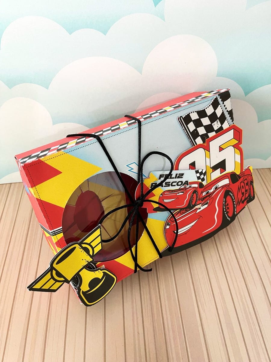 Caixa Mini Confeiteiro Carros Arquivo Digital para Imprimir 5 Design digital de embalagem de Páscoa com tema de corrida e troféu amarelo.
