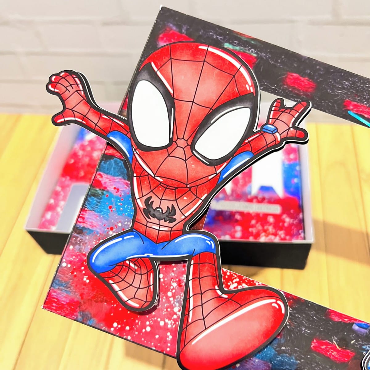 Mini Confeiteiro Páscoa Homem Aranha Cute Arquivo Digital 1 Arte digital de personagem super-herói vermelho e azul em estilo de desenho animado.