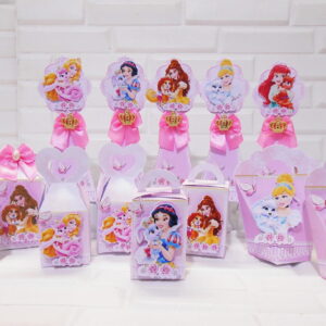 Monte uma Festa Princesas Disney com Kit Digital Completo 11 Conjunto de caixas e enfeites decorativos rosados com ilustrações de princesas.