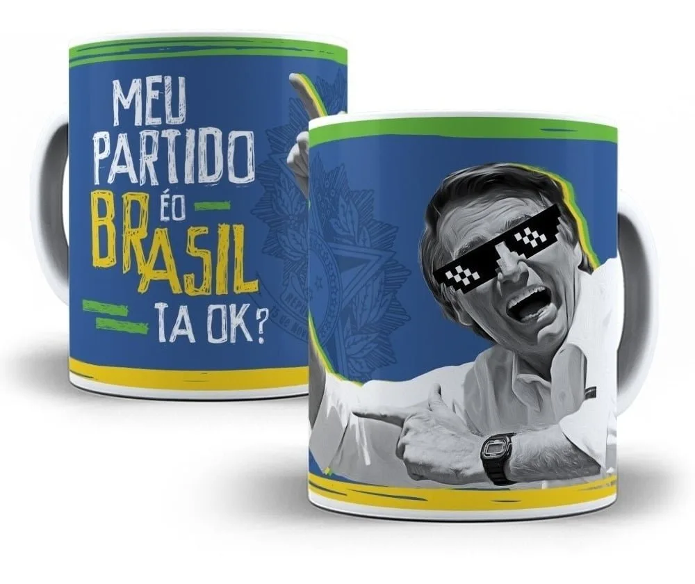 Caneca personalizada com estampa patriótica e figura masculina com óculos escuros pixelados.